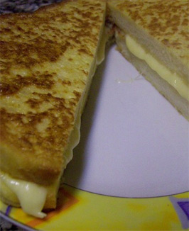Yumurtalı peynirli tavada tost tarifi resmi
