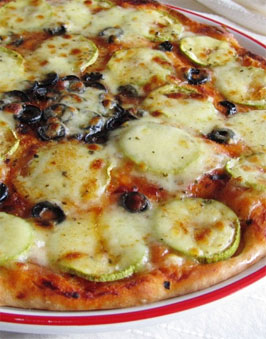 Mozzarella peynirli zeytinli pizza tarif resmi