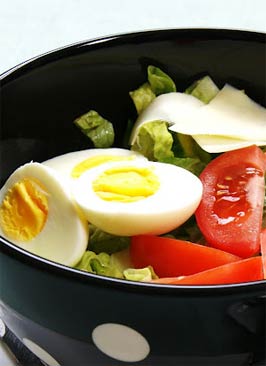 Yumurtalı öğlen salatası tarif resmi