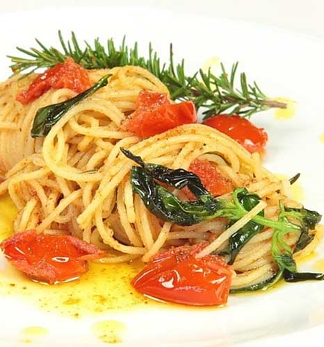 Aromalı Zeytinyağlı domatesli spagetti makarna  tarif resmi