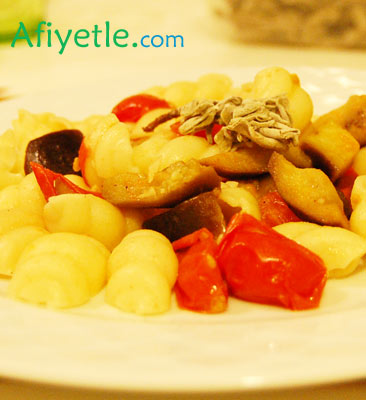 Gnocchetti patlıcanlı domatesli makarna tarif resmi