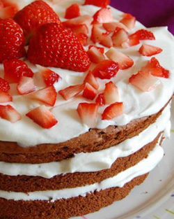 Ev Yapımı Çilekli Yaş Pasta Ev Yapımı Çilekli Yaş Pasta