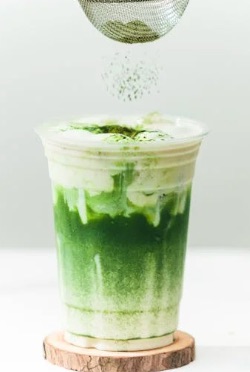 Çilekli ve Moringalı Sağlıklı Smoothie Tarifi  Çilekli ve Moringalı Sağlıklı Smoothie Tarifi